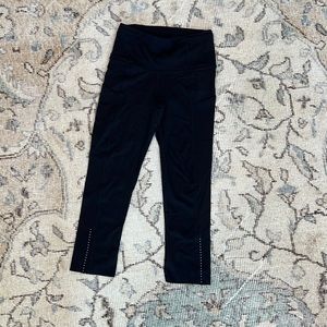 Lululemon Women’s Leggings 19” Black, Size 2.